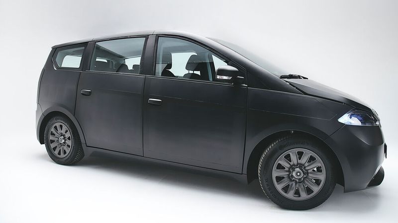 Wer nicht im Schatten parkt, soll im Jahr den Strombedarf für rund 6.000 Kilometer im Stehen „tanken“ können. (BildSono Motors)