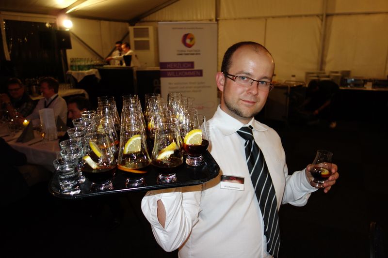 Einen Schluck in Ehren kann dem Kellner keiner verwehren. (Bild: IT-BUSINESS)