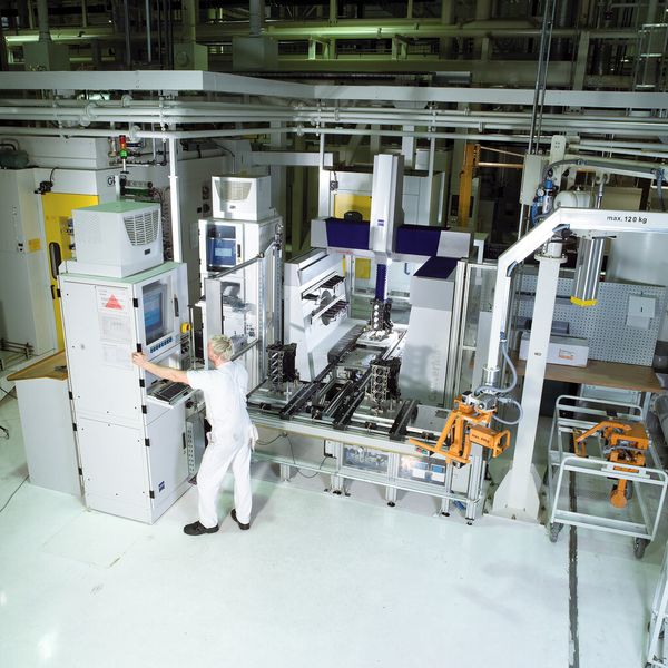 Bild 1: Qualitätsaussagen lassen sich effizienter gestalten, wenn Mess- und Prüftechnik direkt in die Fertigungslinie integriert werden. (Bild: Zeiss)