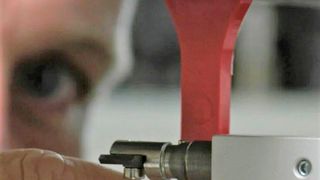 Eine Probe aus recyceltem Kunststoff wird auf ihre Einsatzfähigkeit per Zugtest geprüft. Was mit frischem Material klappt, muss nicht unbedingt für Komponenten aus Rezyklat gelten. Mit einer neuen Prüfmethode kann man die Lebensdauer derselben jetzt aber gut abschätzen. (Bild: LBF)