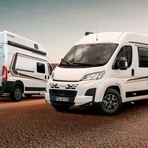 Der Teilintegrierte Cara Bus ist als Sondermodell Fire auch mit dem stärkeren 140-PS-Diesel von Fiat ab 58.200 Euro zu haben.(Bild:  Weinsberg)