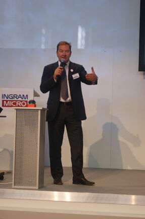 Gerhard Schulz, Chef von Ingram Micro Deutschland, Österreich, Schweiz und Ungarn, erläutert den Partner, weshalb sie künftig noch stärker auf Ingram Micro bauen können. (Archiv: Vogel Business Media)