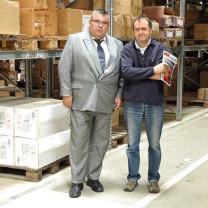 In enger Abstimmung reorganisierten KDL-Geschäftsführer Wilhelm Lehr (links) und Kare-Logistikleiter Michael Wolf das Zentrallager des Garchinger Design-Hauses.