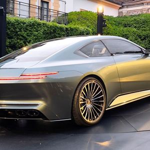 Zu den Alpina-Zitaten gehören unter anderem die 20-Speichen-Leichtmetallräder, die hinten auf stolze 23 Zoll Durchmesser kommen.(Bild:  SP-X/Mario Hommen)