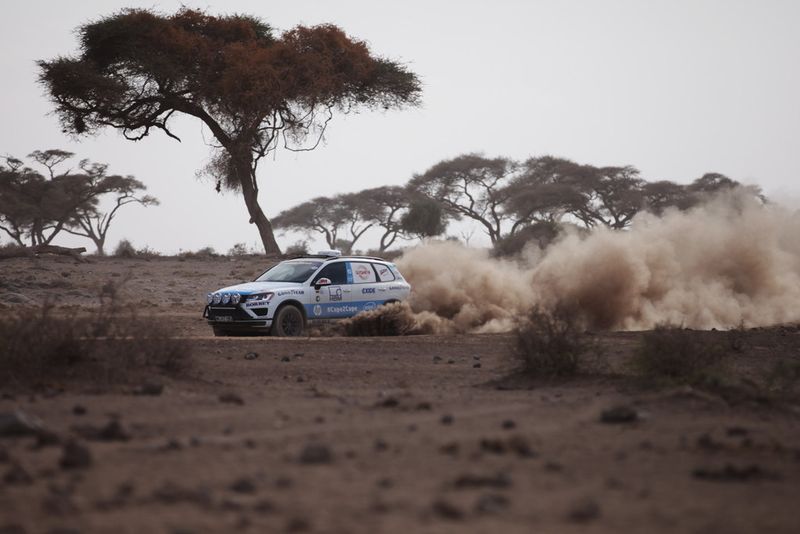 Für die Cape-to-Cape-2.0-Weltrekordfahrt wird der VW Touareg, der mit HBM Messtechnik ausgestattet ist, zum Startpunkt am Kap Agulhas in Südafrika gebracht. Dabei hat das Auto Äthiopien, Kenia, Tansania, Sambia und Simbabwe durchquert. (Challenge 4 GmbH)