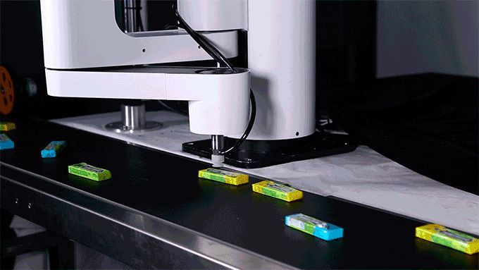 Mit Hilfe eines weiteren Erweiterungskits lässt sich somit ein voll automatisierter Fertigungsroboter samt zugehörigem Fließband für zuhause verwirklichen. (Bild: dobot.cc / Shenzhen Yuejiang Technology)