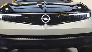 Kernelement der neuen Markenfront: Achsenkreuz aus Falte und dunklem Schild – die Lufteinlässe für die Kühlung wanderten entsprechend tiefer. (Rehberg/»kfz-betrieb«)