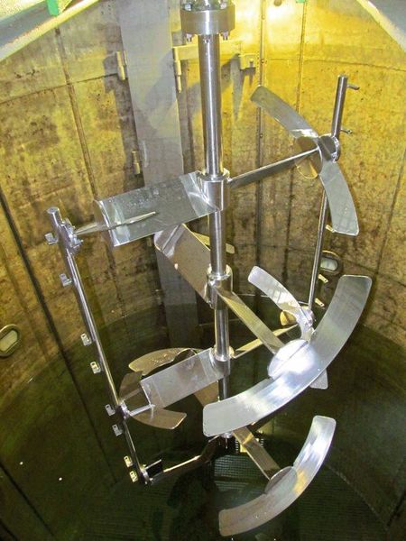 Alpha Rührer mit Abstreiferrahmen beim Stelzer Fat. (SPX)