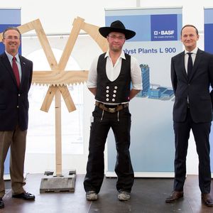 Kenneth Lane, Leiter des Unternehmensbereichs Catalysts, Steve Fitze, Polier, und Uwe Liebelt, Leiter des BASF-Werks in Ludwigshafen, beim Richtfest der neuen Produktionsanlage für Spezial-Zeolithe der BASF in Ludwigshafen.