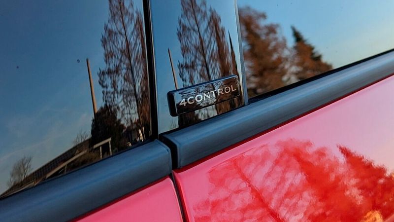 10. Die Allradlenkung: Der Testwagen war mit 4-Control Advanced ausgestattet, der dritten Generation der Allradlenkung von Renault. Anders als bei früheren Versionen ist das System im Espace mit einer Mehrlenker-Hinterachse kombiniert. Bei niedrigen Fahrgeschwindigkeiten liegt der Einschlagwinkel der Hinterräder entgegen den Vorderrädern bei bis zu fünf Grad statt wie bisher 3,5 Grad. Damit zeigt sich der Espace auf kurvenreichen Strecken und im Stadtverkehr ziemlich agil. Sein Wendekreis innen beträgt lediglich 10,4 Meter und liegt damit auf dem Niveau des Renault Clio. (Bild: Rosenow – VCG)