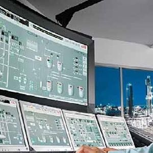 Heutige Leitsysteme verfügen über Projektionen auf großen Schirmen und individuelle Bedienerarbeitsplätze. 