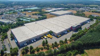 Der Fiege-Standort Ibbenbüren ist logistisch gesehen günstig gelegen, um starke Wirtschaftsregionen im Norden Deutschlands zu bedienen. Jetzt hat sich Fiege 30.000 Quadratmeter Zusatzfläche für den statischen sowie den Online-Handel gegönnt.  (Fiege)