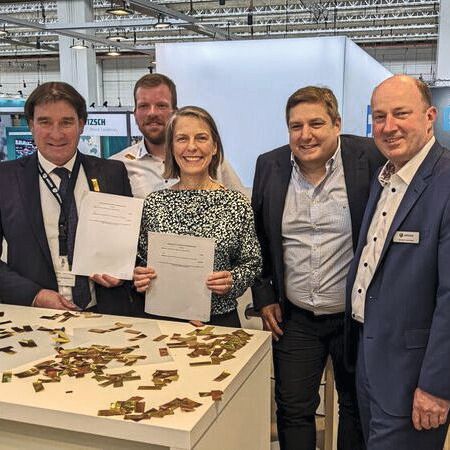 Grund zum Feiern: Aerzen und HH2E unterzeichneten auf der Achema den Vertrag über die Lieferung von drei Aggregaten zur Wasserstoff-Kompression in Lubmin.(Bild:  Ernhofer/PROCESS)