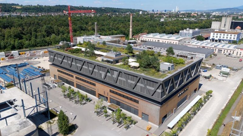 IonQ hat den ersten europäischen Quantencomputer in Betrieb genommen: Das Forte-System von IonQ lässt sich auf bis zu 36 algorithmische Qubits (#AQ) skalieren und kann über 34 Milliarden Möglichkeiten gleichzeitig verarbeiten.  (Bild: IonQ)
