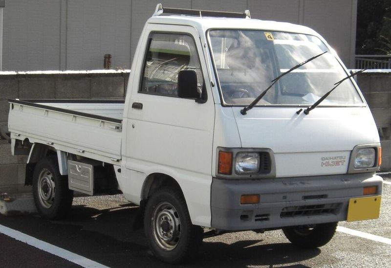 Ab 1977 wurde der Hijet auch in Europa angeboten. Aufgrund der starken Aufwertung des Yen mit einhergehender Verringerung der Exporte verstärkte Daihatsu sein Bemühen, seine Fahrzeuge lokal zu produzieren. So etwa produzierte Piaggio aus Italien den Hijet in Europa für Daihatsu von November 1992 bis Februar 2002. Seither wird er als Piaggio Porter gebaut. (Bild: Gemeinfrei TTTNIS )