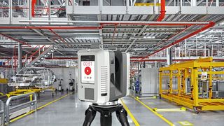 3D-Scans der Montagehalle einschließlich der Stahlkonstruktion waren erforderlich, um Kollisionen/Schnittstellen zu überprüfen und problematische Bereiche zu identifizieren, die eine gesteigerte Aufmerksamkeit erfordern.  (Bild: iStock/Leica Geosystems)