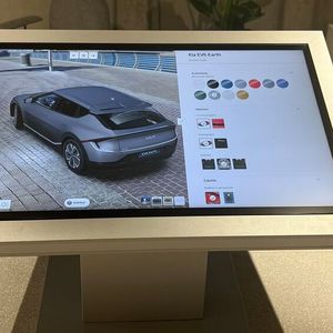 Digitale Elemente spielen im neuen City-Store eine zentrale Rolle.(Bild:  Autohaus König)