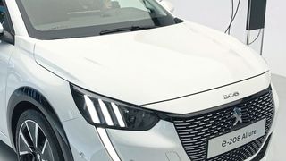 Peugeot hat den Peugeot 208 und seinen Zwillingsbruder E-208 (hier im Bild) auf dem Genfer Salon erstmals präsentiert. (SP-X/Michael Gebhardt)