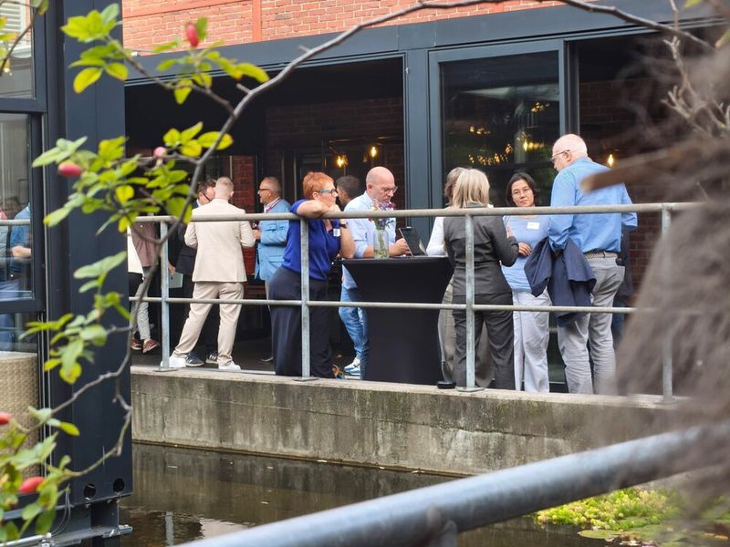 Der Abend klingt schließlich bei einem Get-Together aus.  (Bild: © Serina Sonsalla)