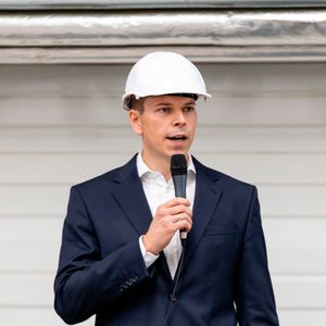 Der Kloeckner-Metals-Germany-CEO Felix Schmitz bei der Eröffnung des neuen Ambo-Stahl-Standorts in Köln-Hürth. Dieser wird aber nicht nur dazu dienen, die europäische Verteidigungsfähigkeit zu stärken ...(Bild:  Kloeckner Metals Germany)