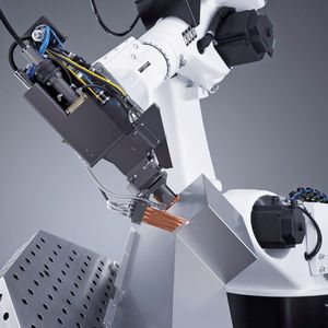 Bild 1: Die vielseitige und sechsachsige Roboterzelle Trulaser-Robot 5020 kann schneiden, schweißen, scannerschweißen und laserauftragsschweißen.