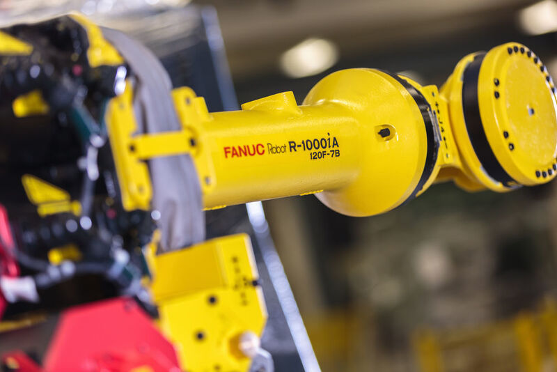 Vorgestellt wird der Roboter auf der Euroblech in einer Punktschweißapplikation mit Leichtbauzange. (2016 - Sabino Parente)