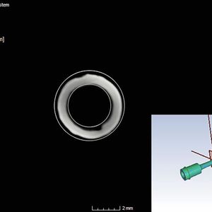 Schnittansicht (axial) der hirtisierten Düse mit CAD-Vergleich. Die CAD- Daten sind als weiße Linie dargestellt.(Bild:  Visiconsult)