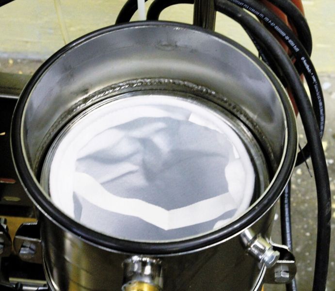 Bild 5: Der integrierte Vorfilter mit Innenleben. Die Maschenweite ist flexibel wählbar, man kann ihn auswaschen oder ausblasen. (Bild: Delta Technik)