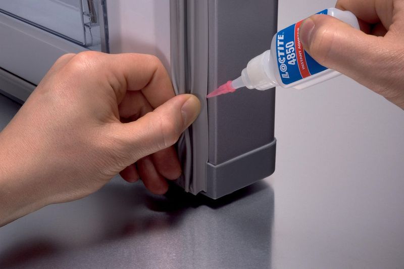 Speziell für Bauteile mit hoher Biegebelastung gibt es flexible Sofortklebstoffe, die unter anderem zur Befestigung von Gummiprofilen auf Kühlschranktüren genutzt werden.  (Bild: Henkel)