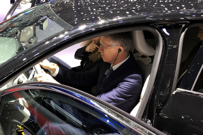Auf dem diesjährigen Genfer Autosalon hat PSA-Chef Carlos Tavares aufmerksam Konkurrenzfahrzeuge unter die Lupe genommen – hier zum Beispiel den Renault Clio. (Seyerlein/»kfz-betrieb«)