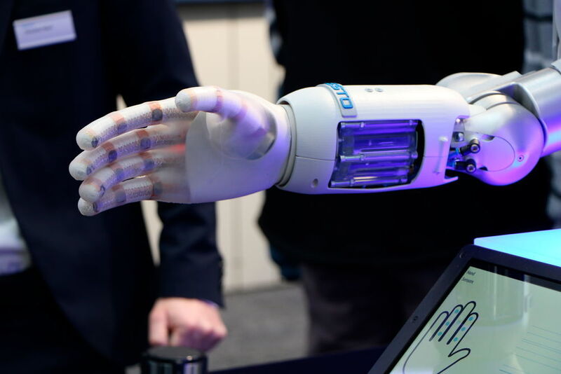 Am Stand von Festo sind verschiedene bionische Anwendungen zu sehen, beispielsweise die Bionic Softhand… (K.Juschkat/konstruktionspraxis/elektrotechnik)