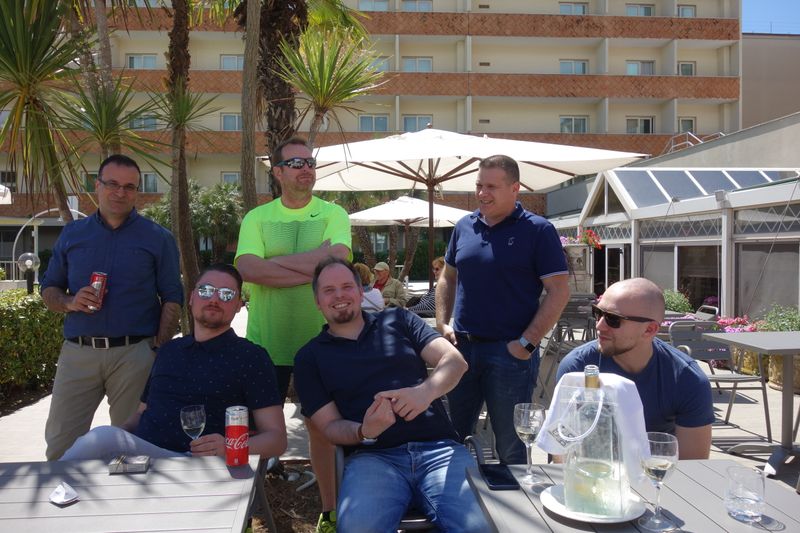 Die Münchener Truppe ist schon da: (v. l.) Erkan Sekerci, iiyama, Engelbert Földenyi, S&K, Jean-Marc Behle, behle und Partner, Christian Tienemann und Vladimir Krcmar, iiyama, und Robert Sasse, TD Maverick. (Bild: IT-BUSINESS)