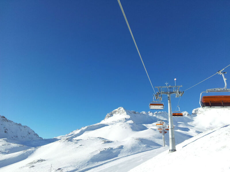 Seit der Wintersaison 2012/2013 bringt der neue 6er-Sessellift Skifahrer zum Wetterwandeck oberhalb des Zugspitzplatts, damit sie von dort aus die Pisten hinunterfahren können. (Bild: Ormazabal)