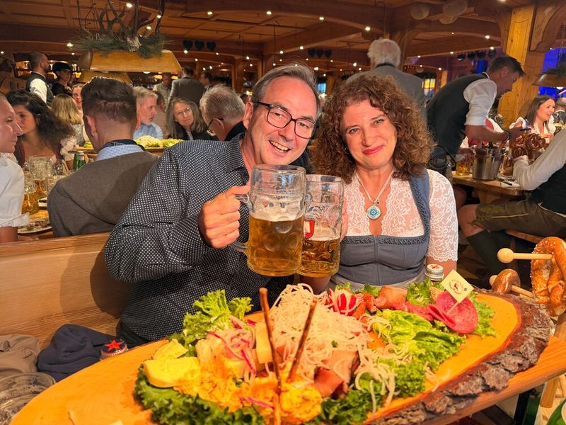 Maria Fritz und Nicolas Frapard (WD) stoßen auf einen feuchtfröhlichen Abend an. (Bild: Vogel IT-Medien)