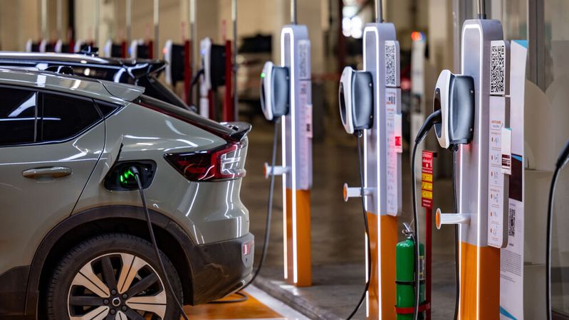 Die Mobilitätswende steht und fällt nicht nur mit der Verfügbarkeit öffentlicher Ladepunkte, sondern auch mit deren Cybersicherheit.(Bild: ©  Darunrat - stock.adobe.com)