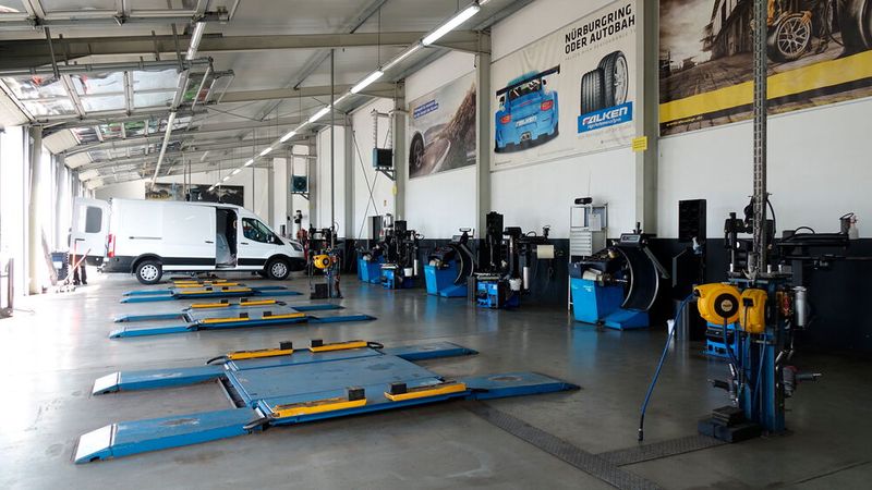 Dass sich hier ein Großteil des Geschäfts um das Thema Reifen und Räder dreht, sieht man, wenn man in die gut ausgestattete und saubere Werkstatthalle blickt. Aber auch für reguläre Servicearbeiten ist man hier bestens gerüstet – wenngleich sie im Vergleich zum Rädergeschäft eine untergeordnete Rolle spielen. (Bild: Schreiner – VCG)