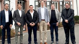 Die Vertreter von Eirich und Siemens haben eine Partnerschaft unter Dach und Fach gebracht, die dafür sorgen soll, dass Lithium-Ionen-Batterien von der Entwicklung bis zur Fertigung in Gigafabriken – nebst Recycling – wesentlich schneller und in großer Zahl vom Band laufen ... (Bild: Eirich)