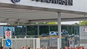 Proteste begleiteten die gestrigen Besuche von VW-Chef Oliver Blume zu den VW-Standorten Emden und Zwickau. Dort sollte er klarer definieren, wie es um die Zukunft dieser gefährdeten Werke bestellt ist. Was dabei herauskam, können Sie hier lesen ... (Bild: R. Köhler)