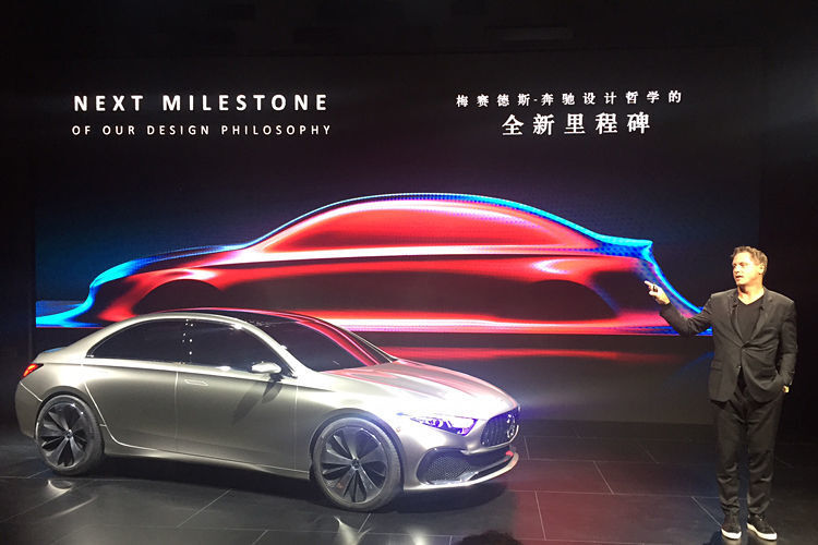 Chefdesigner Gorden Wagener erklärt den Journalisten auf der Auto Shanghai die neue Formensprache der Marke. (Claus-Peter Köth)