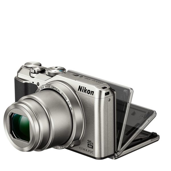 Im handlichen Gehäuse der Coolpix A900 verbirgt sich das 35-fach-Zoom-Objektiv. Ein schneller Autofokus ermöglicht spontane Aufnahmen. Die Bilder können über die Snapbridge-App geteilt werden. Die A900 ist ab April für 459 Euro (UVP) zu haben und in den Farben Schwarz und Silber erhältlich. (Bild: Nikon)