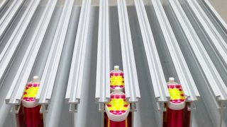 Die mehrgleisigen Leitbahnen von SLS für die Zahnbürsten-Montage stellen sicher, dass sich Hunderte von Bürstenköpfen exakt ausgerichtet auf jene Stelle zubewegen, an der sie mit dem Zahnbürstengriff verbunden werden. (Bild: SLS)