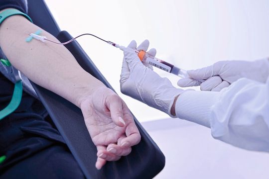 Für eine Studie über das Coronavirus SARS-CoV-2 bittet das DZNE rund 5000 Teilnehmer der Bonner „Rheinland Studie“ um einen Bluttest. Für eine Studie über das Coronavirus SARS-CoV-2 bittet das DZNE rund 5000 Teilnehmer der Bonner „Rheinland Studie“ um einen Bluttest.