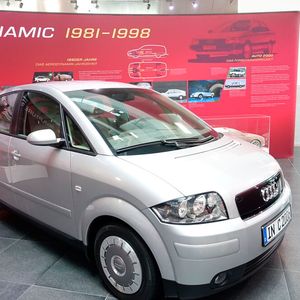 Aus Gewichtsgründen ist das Fahrwerk beim 3L-A2 teils aus Aluminium gefertigt und kompakter aufgebaut, die Rücksitzbank ist leichter gebaut und nicht teilbar und der Tank fasst nur 20 Liter Kraftstoff. Zur Reduzierung des Verbrauchs hat Audi serienmäßig besonders leichte Räder aus einer Aluminium-Magnesium-Legierung und Reifen der Größe 145/80 R14 mit geringem Roll- und Luftwiderstand verbaut sowie weitere Verbesserung des Luftwiderstands des Fahrzeugs durchgeführt – gerade die schmalen Räder leistet einen deutlichen Beitrag zur Senkung des Gesamt-Luftwiderstandes gegenüber den anderen A2-Varianten. (Bild:  Dominsky – VCG)