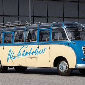Einen der ersten Omnibusse mit einer selbsttragenden, in sich stabilen und hinreichend verwindungssteifen Karosserie entwickelte Otto Kässbohrer im Jahr 1951. Bei dieser Bauweise konnte auf einen Grundrahmen (Fahrgestell) verzichtet werden. Während bis zu diesem Zeitpunkt andere Konstrukteure von Bussen mit selbsttragender Bauweise noch nicht den Durchbruch geschafft hatten, wurde die Konstruktionsweise des Setra S 8 der Grundstein von Kässbohrers späterem Erfolg mit der Omnibusmarke Setra.(Bild:  Daimler Truck AG)