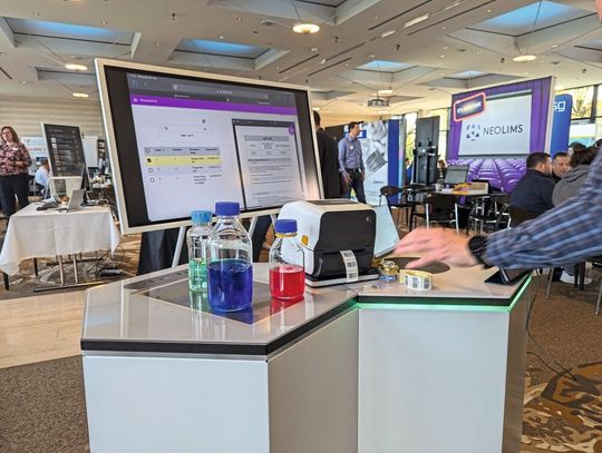 Die ikonischen sechseckigen Laborwaben von Smartlab Solutions demonstrieren, wie Geräteanbindung und smarte Workflows gelingen.(Bild:  VCG – Lüttmann)