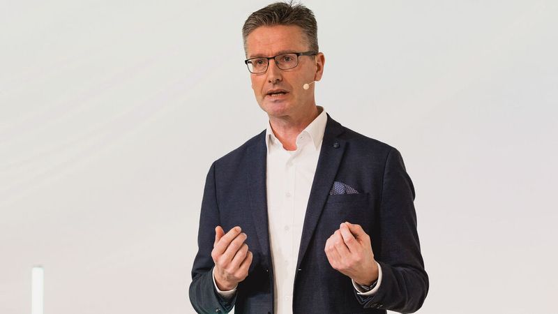 Maik Kynast, Santander, sprach darüber, wie der Handel Kompetenz beim Verkauf von E-Fahrzeugen aufbauen kann. (Bild: Stefan Bausewein)