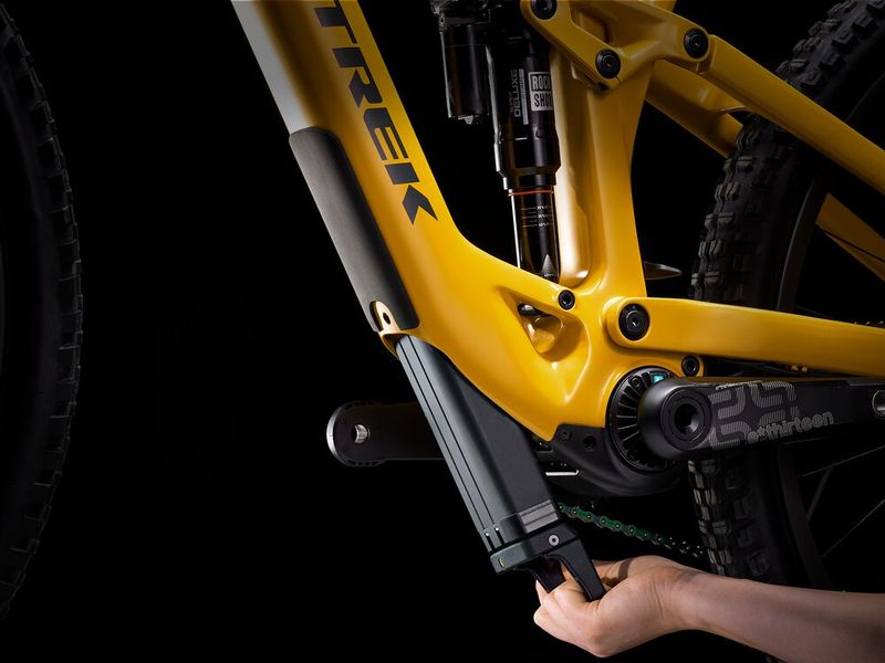 Das Fuel EXe wird von einem 360-Wh-Akku gespeist, der zwei bis fünf Stunden lang ausreichend Power zur Verfügung stellt. Der Akku ist nahtlos in das Unterrohr integriert und kann zum separaten Transport entnommen werden. (Bild: Trek Bicycle Co)