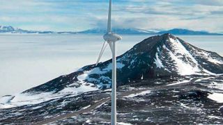 Windenergieanlage in der Antarktis. Sie versorgt dort Forschungsstationen mit elektrischer Energie und ist dabei Temperaturen bis hinab zu –40 °C ausgesetzt. Bild: Meuselwitz Guss (Archiv: Vogel Business Media)