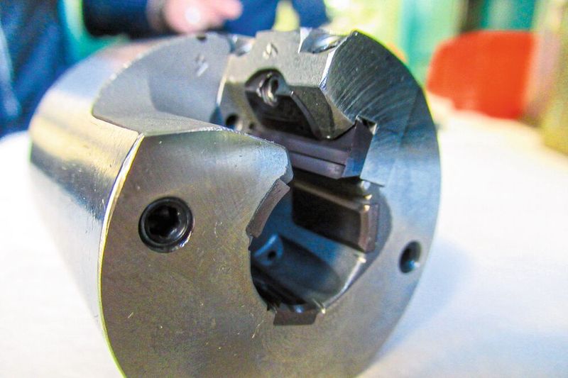 Das konventionelle Werkzeug für das Aussenreiben mit drei Führungsleisten und der einschneidigen Wendeschneidplatte.   (Bild: Vollrath)