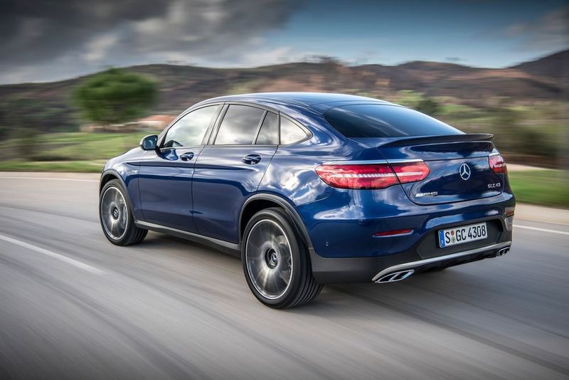 Im Vergleich zum Standard-GLC duckt sich die Sportversion tiefer auf die Straße und hält besser die Spur, weil AMG das Fahrwerk neu abgestimmt hat. (Mercedes-Benz)